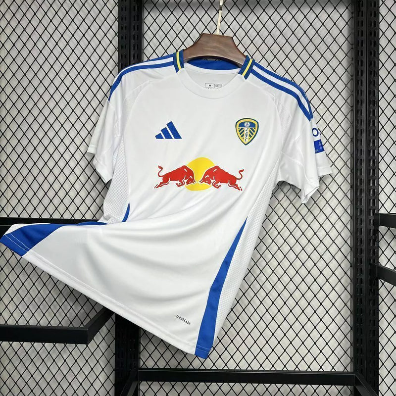Camisa Leeds United Home I 2024/25 Adidas Torcedor Masculina - modelo branco, uniforme principal da temporada, com escudo em destaque e design clássico que simboliza a tradição e o orgulho do clube inglês.