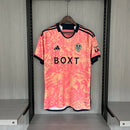 Camisa Leeds United Third III 2023/24 Adidas Torcedor Masculina - modelo rosa, terceiro uniforme da temporada, com escudo em destaque e design moderno que traz um visual ousado e estiloso ao clube inglês.