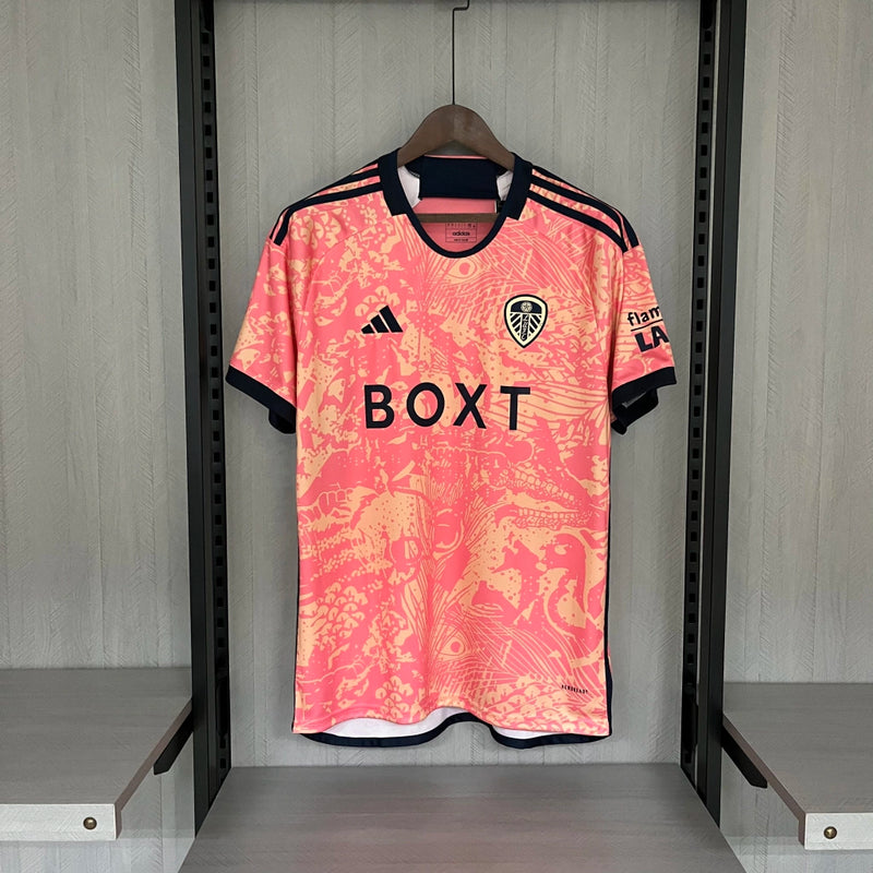 Camisa Leeds United Third III 2023/24 Adidas Torcedor Masculina - modelo rosa, terceiro uniforme da temporada, com escudo em destaque e design moderno que traz um visual ousado e estiloso ao clube inglês.