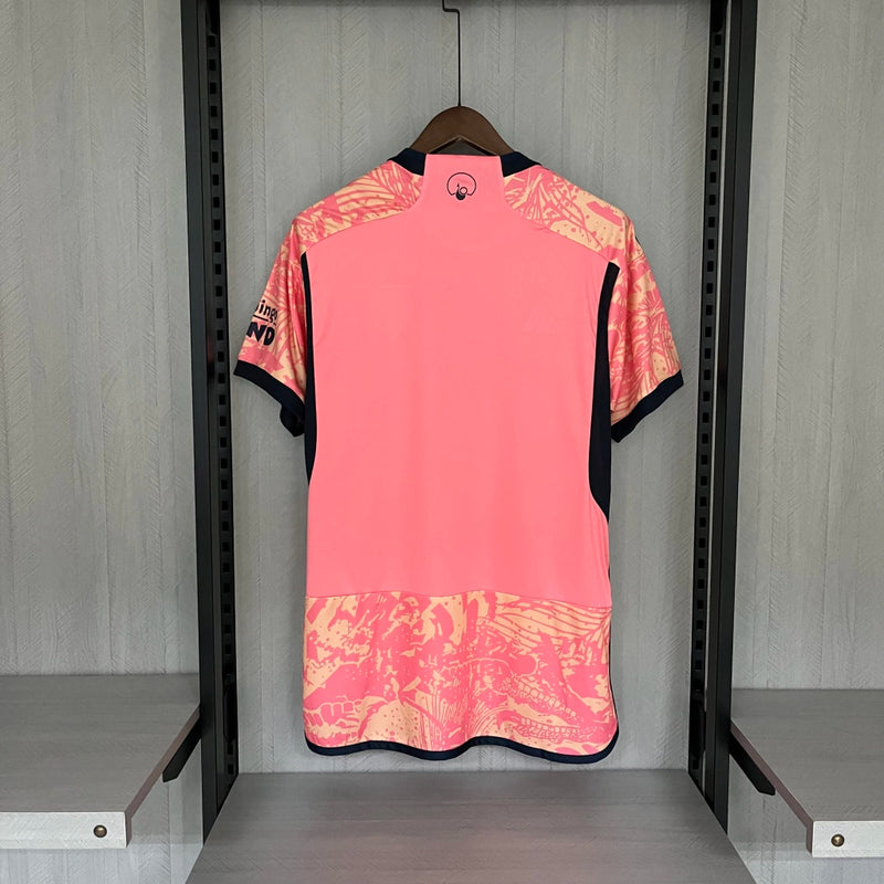 Camisa Leeds United Third III 2023/24 Adidas Torcedor Masculina - modelo rosa, terceiro uniforme da temporada, com escudo em destaque e design moderno que traz um visual ousado e estiloso ao clube inglês.