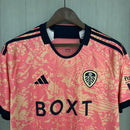Camisa Leeds United Third III 2023/24 Adidas Torcedor Masculina - modelo rosa, terceiro uniforme da temporada, com escudo em destaque e design moderno que traz um visual ousado e estiloso ao clube inglês.