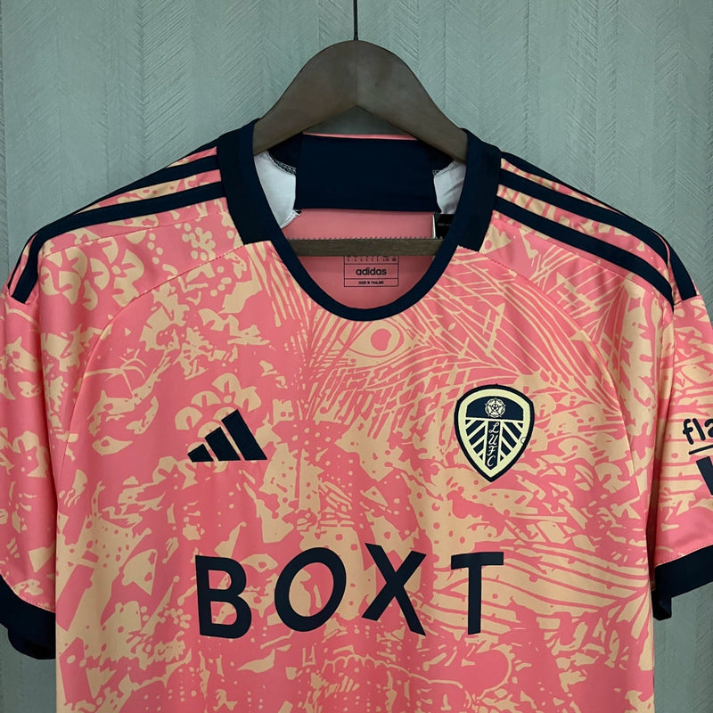 Camisa Leeds United Third III 2023/24 Adidas Torcedor Masculina - modelo rosa, terceiro uniforme da temporada, com escudo em destaque e design moderno que traz um visual ousado e estiloso ao clube inglês.