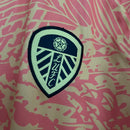 Camisa Leeds United Third III 2023/24 Adidas Torcedor Masculina - modelo rosa, terceiro uniforme da temporada, com escudo em destaque e design moderno que traz um visual ousado e estiloso ao clube inglês.