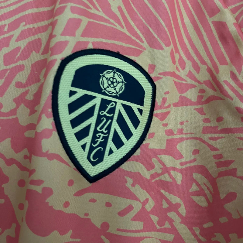 Camisa Leeds United Third III 2023/24 Adidas Torcedor Masculina - modelo rosa, terceiro uniforme da temporada, com escudo em destaque e design moderno que traz um visual ousado e estiloso ao clube inglês.
