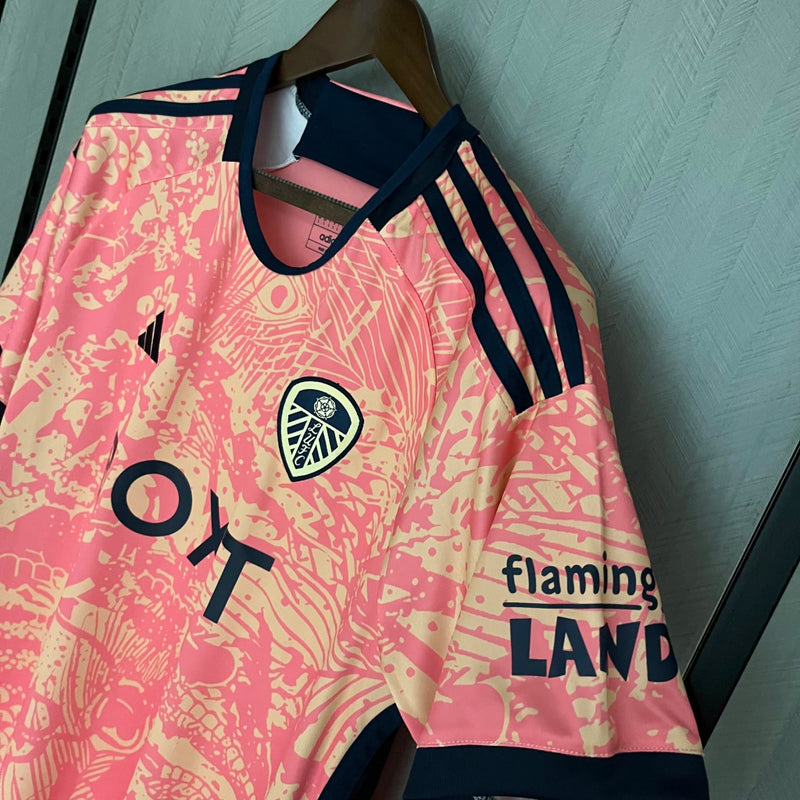 Camisa Leeds United Third III 2023/24 Adidas Torcedor Masculina - modelo rosa, terceiro uniforme da temporada, com escudo em destaque e design moderno que traz um visual ousado e estiloso ao clube inglês.