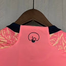 Camisa Leeds United Third III 2023/24 Adidas Torcedor Masculina - modelo rosa, terceiro uniforme da temporada, com escudo em destaque e design moderno que traz um visual ousado e estiloso ao clube inglês.