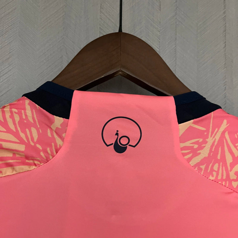Camisa Leeds United Third III 2023/24 Adidas Torcedor Masculina - modelo rosa, terceiro uniforme da temporada, com escudo em destaque e design moderno que traz um visual ousado e estiloso ao clube inglês.