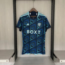 Camisa Leeds United Away II 2023/24 Adidas Torcedor Masculina - modelo azul, uniforme de visitante da temporada, com escudo em destaque e design moderno que representa o espírito e a identidade do clube inglês.