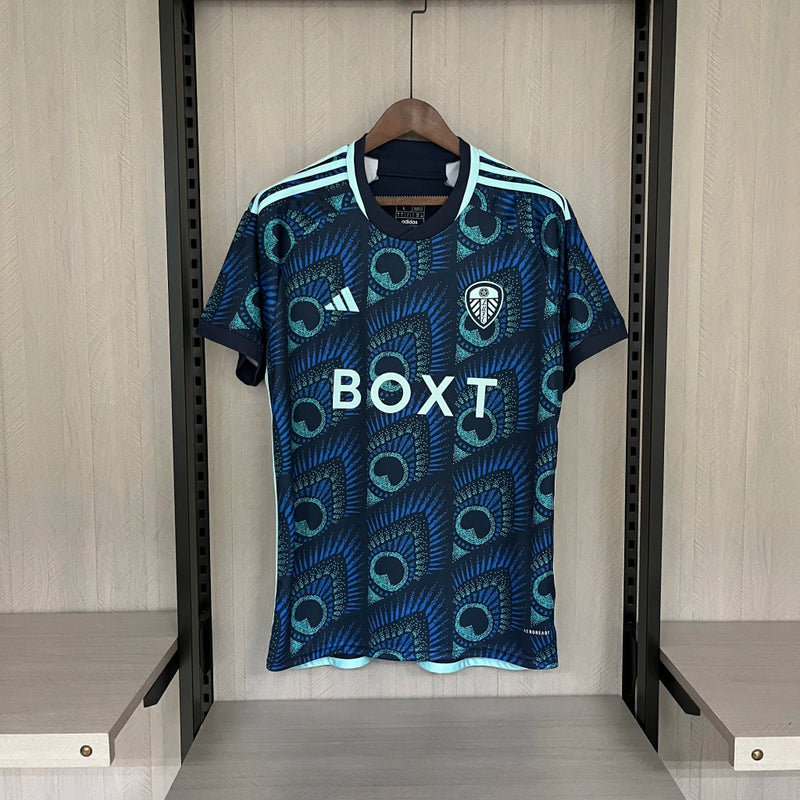 Camisa Leeds United Away II 2023/24 Adidas Torcedor Masculina - modelo azul, uniforme de visitante da temporada, com escudo em destaque e design moderno que representa o espírito e a identidade do clube inglês.