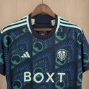 Camisa Leeds United Away II 2023/24 Adidas Torcedor Masculina - modelo azul, uniforme de visitante da temporada, com escudo em destaque e design moderno que representa o espírito e a identidade do clube inglês.