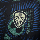 Camisa Leeds United Away II 2023/24 Adidas Torcedor Masculina - modelo azul, uniforme de visitante da temporada, com escudo em destaque e design moderno que representa o espírito e a identidade do clube inglês.