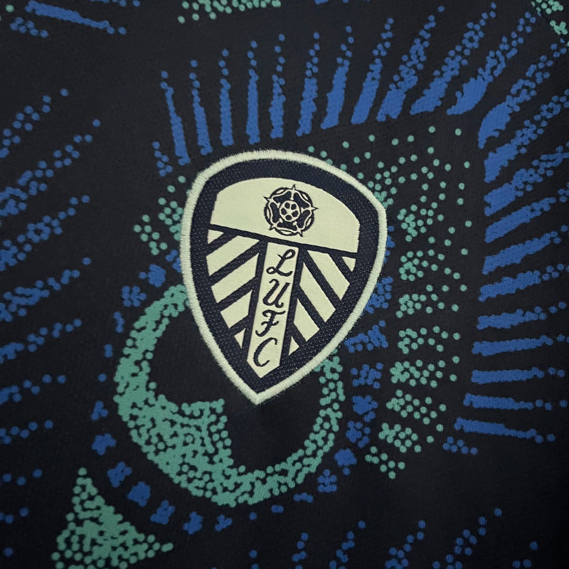 Camisa Leeds United Away II 2023/24 Adidas Torcedor Masculina - modelo azul, uniforme de visitante da temporada, com escudo em destaque e design moderno que representa o espírito e a identidade do clube inglês.