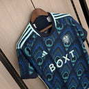 Camisa Leeds United Away II 2023/24 Adidas Torcedor Masculina - modelo azul, uniforme de visitante da temporada, com escudo em destaque e design moderno que representa o espírito e a identidade do clube inglês.