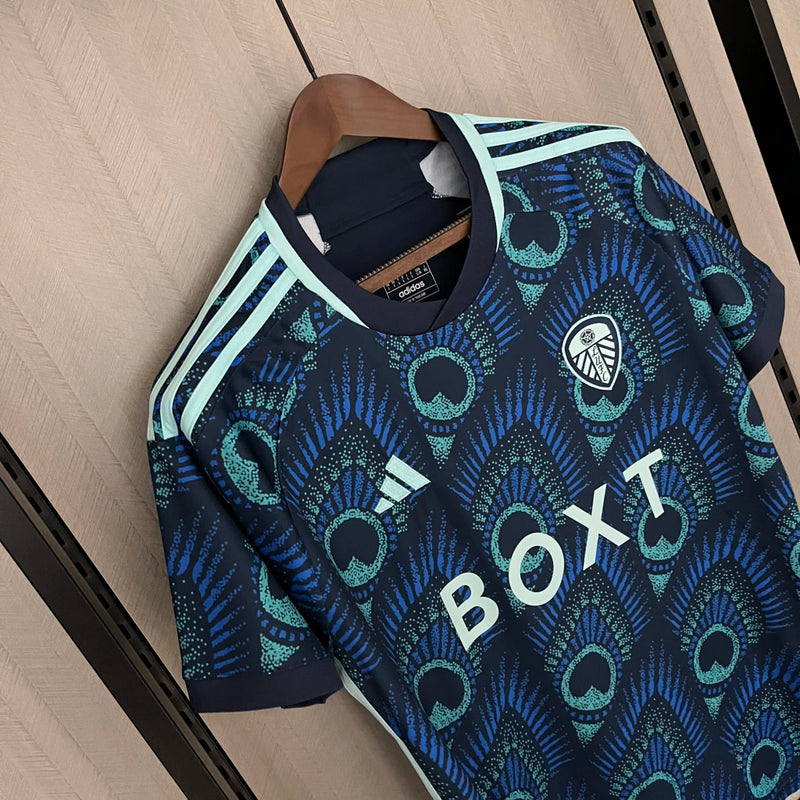 Camisa Leeds United Away II 2023/24 Adidas Torcedor Masculina - modelo azul, uniforme de visitante da temporada, com escudo em destaque e design moderno que representa o espírito e a identidade do clube inglês.