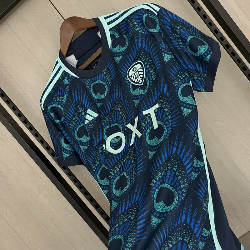 Camisa Leeds United Away II 2023/24 Adidas Torcedor Masculina - modelo azul, uniforme de visitante da temporada, com escudo em destaque e design moderno que representa o espírito e a identidade do clube inglês.