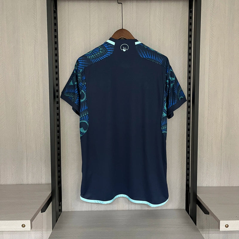 Camisa Leeds United Away II 2023/24 Adidas Torcedor Masculina - modelo azul, uniforme de visitante da temporada, com escudo em destaque e design moderno que representa o espírito e a identidade do clube inglês.