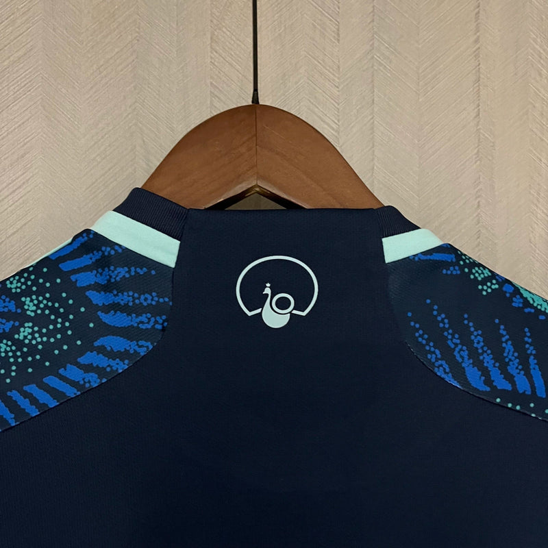 Camisa Leeds United Away II 2023/24 Adidas Torcedor Masculina - modelo azul, uniforme de visitante da temporada, com escudo em destaque e design moderno que representa o espírito e a identidade do clube inglês.