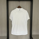 Camisa Leeds United Home I 2023/24 Torcedor Masculina - modelo branco, uniforme principal da temporada, com escudo em destaque e design clássico que reflete a tradição e o orgulho do clube inglês.