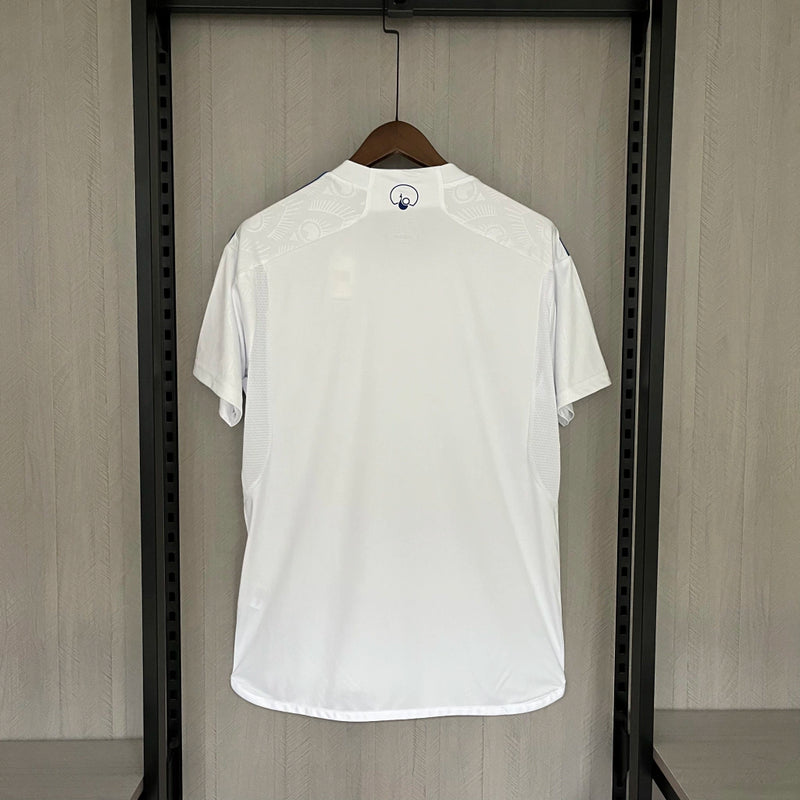Camisa Leeds United Home I 2023/24 Torcedor Masculina - modelo branco, uniforme principal da temporada, com escudo em destaque e design clássico que reflete a tradição e o orgulho do clube inglês.