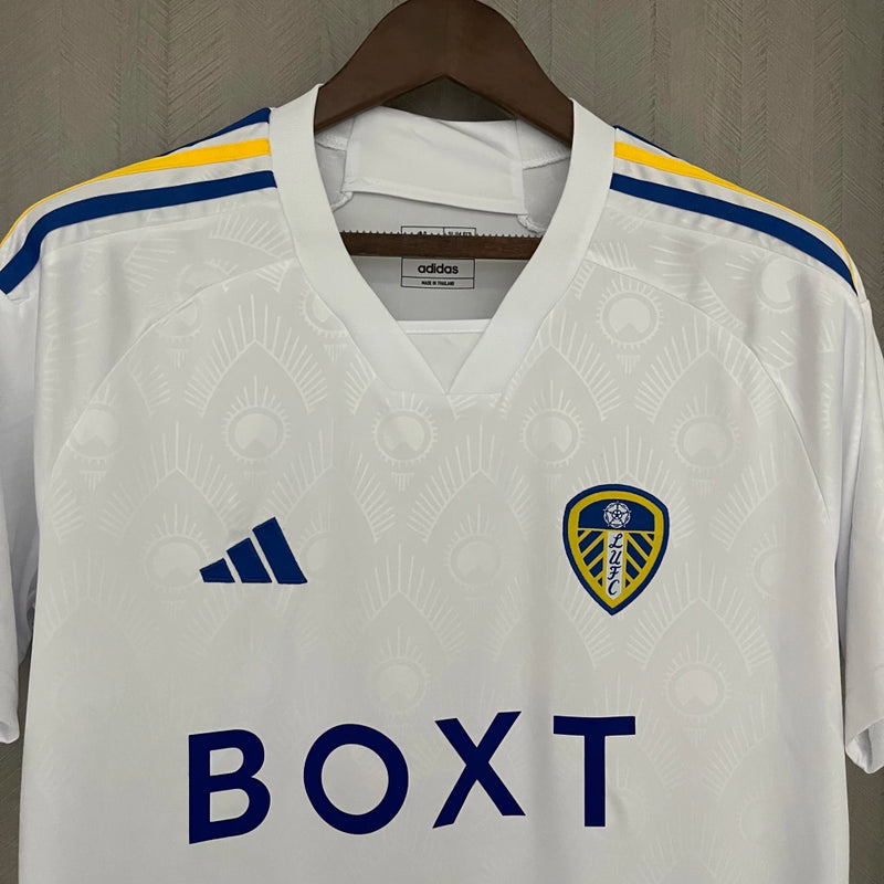 Camisa Leeds United Home I 2023/24 Torcedor Masculina - modelo branco, uniforme principal da temporada, com escudo em destaque e design clássico que reflete a tradição e o orgulho do clube inglês.