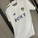 Camisa Leeds United Home I 2023/24 Torcedor Masculina - modelo branco, uniforme principal da temporada, com escudo em destaque e design clássico que reflete a tradição e o orgulho do clube inglês.