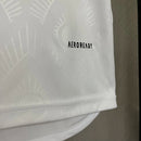 Camisa Leeds United Home I 2023/24 Torcedor Masculina - modelo branco, uniforme principal da temporada, com escudo em destaque e design clássico que reflete a tradição e o orgulho do clube inglês.