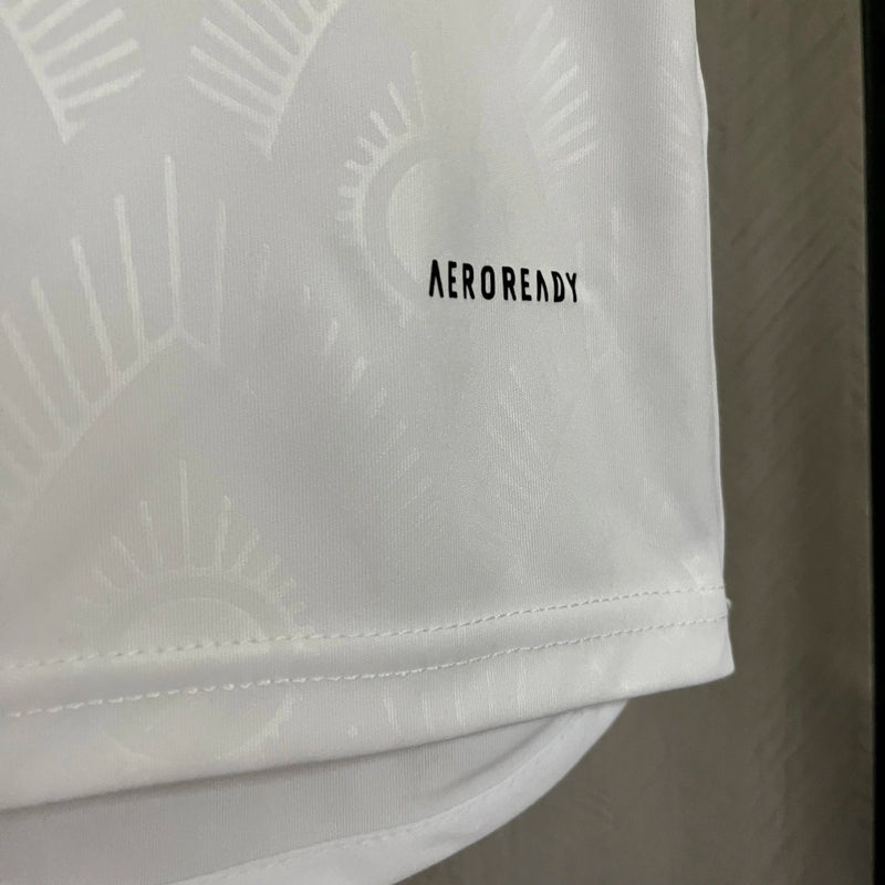 Camisa Leeds United Home I 2023/24 Torcedor Masculina - modelo branco, uniforme principal da temporada, com escudo em destaque e design clássico que reflete a tradição e o orgulho do clube inglês.