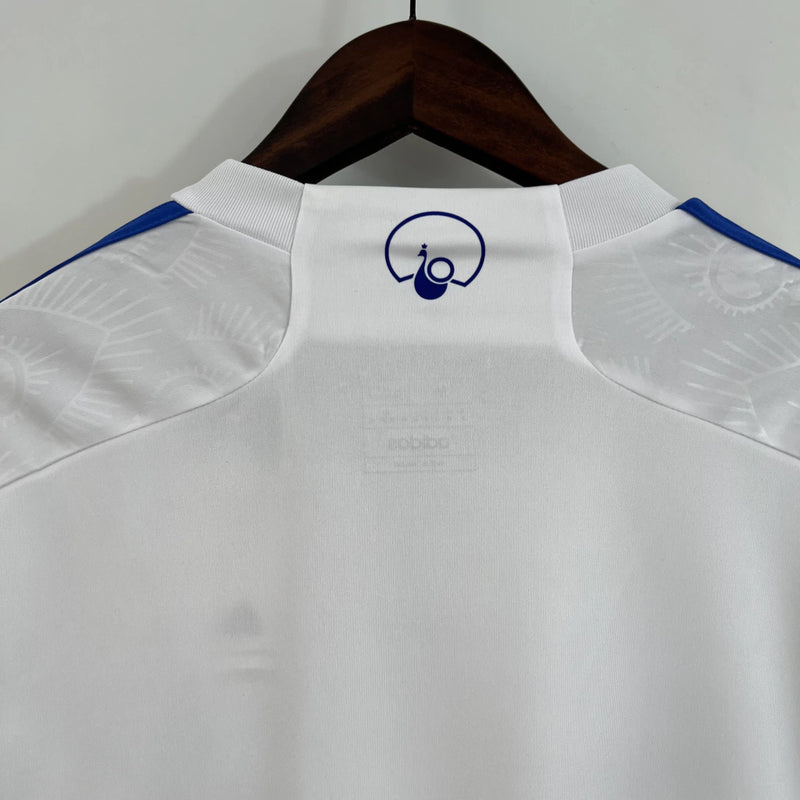 Camisa Leeds United Home I 2023/24 Torcedor Masculina - modelo branco, uniforme principal da temporada, com escudo em destaque e design clássico que reflete a tradição e o orgulho do clube inglês.