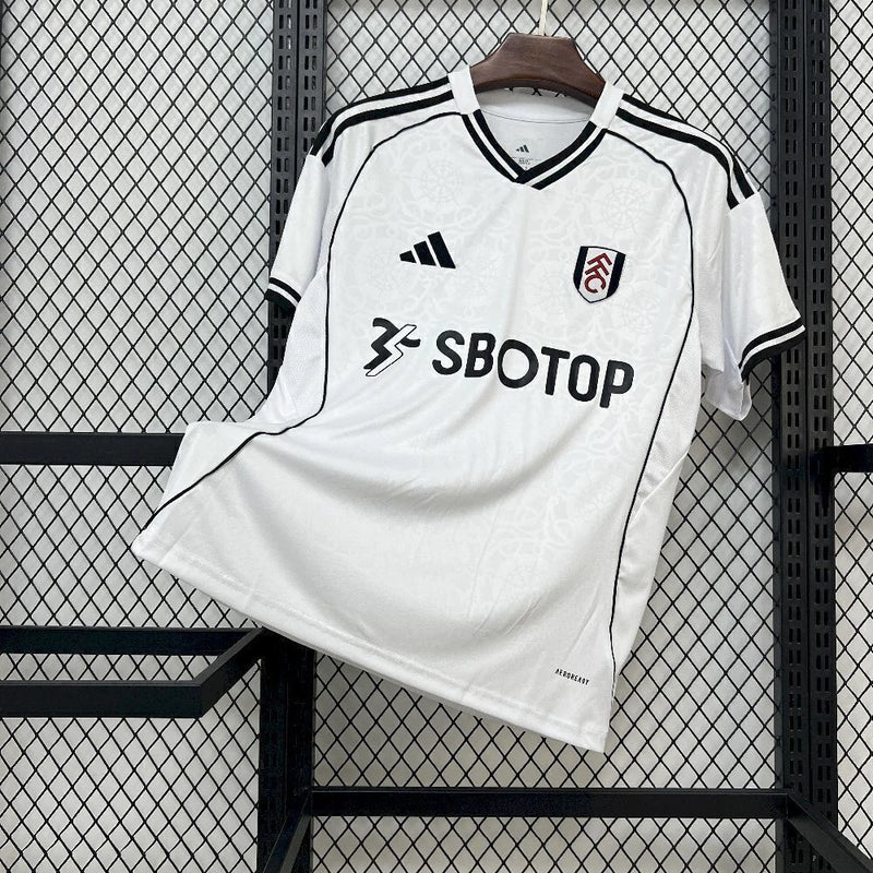 Camisa Fulham Home I 2025/26 Adidas Torcedor Masculina - modelo branco com detalhes pretos, uniforme principal da temporada, com escudo em destaque e design elegante que representa a tradição do clube inglês.