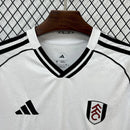 Camisa Fulham Home I 2025/26 Adidas Torcedor Masculina - modelo branco com detalhes pretos, uniforme principal da temporada, com escudo em destaque e design elegante que representa a tradição do clube inglês.