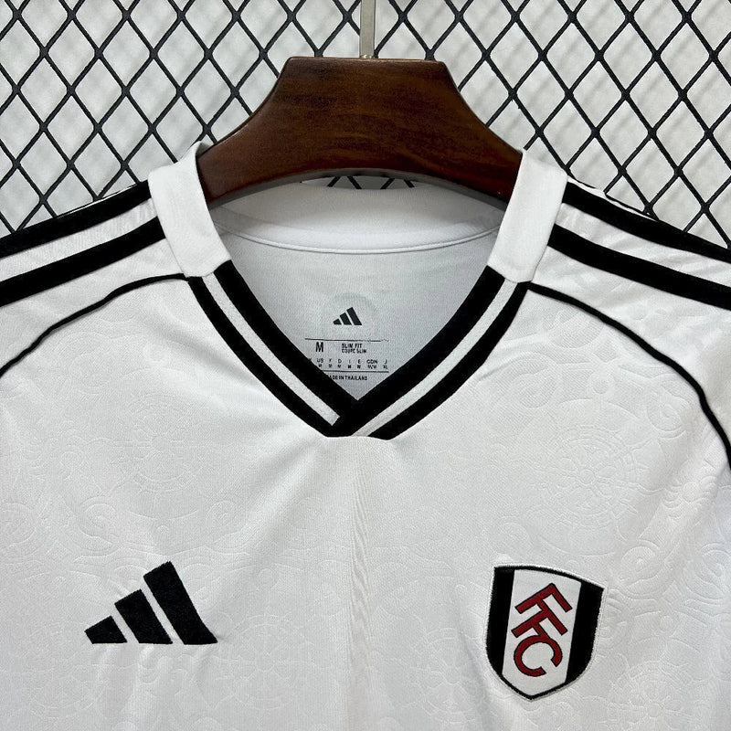 Camisa Fulham Home I 2025/26 Adidas Torcedor Masculina - modelo branco com detalhes pretos, uniforme principal da temporada, com escudo em destaque e design elegante que representa a tradição do clube inglês.