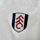 Camisa Fulham Home I 2025/26 Adidas Torcedor Masculina - modelo branco com detalhes pretos, uniforme principal da temporada, com escudo em destaque e design elegante que representa a tradição do clube inglês.