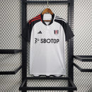 Camisa Fulham Home I 2023/24 Adidas Torcedor Masculina - modelo branco com detalhes pretos, uniforme principal da temporada, com escudo em destaque e design clássico que reflete a identidade e tradição do clube inglês.
