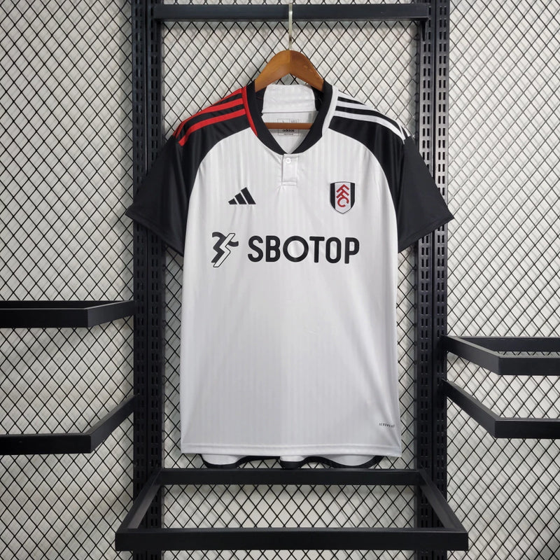 Camisa Fulham Home I 2023/24 Adidas Torcedor Masculina - modelo branco com detalhes pretos, uniforme principal da temporada, com escudo em destaque e design clássico que reflete a identidade e tradição do clube inglês.