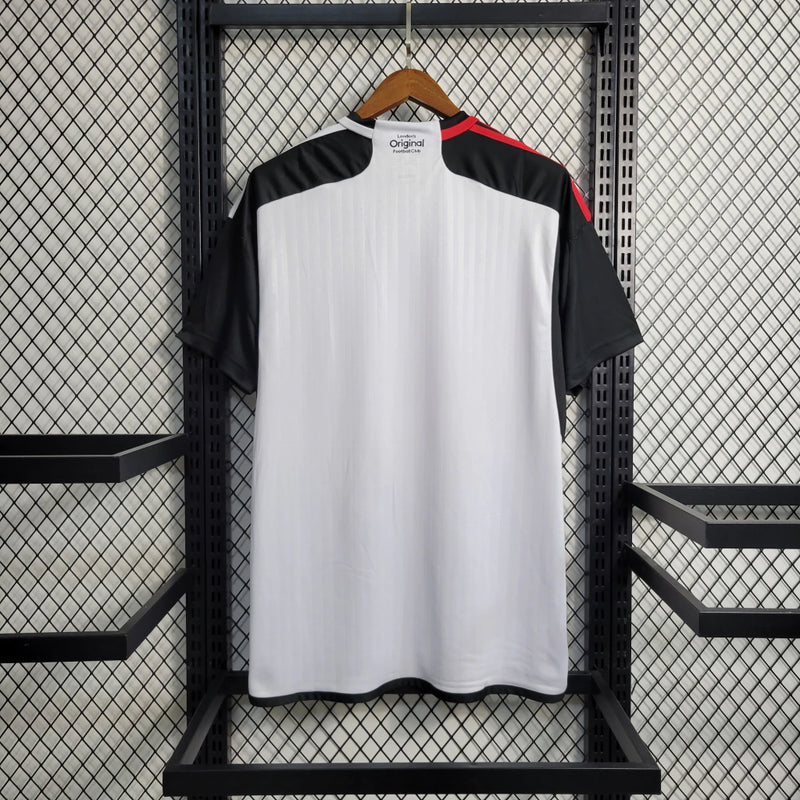 Camisa Fulham Home I 2023/24 Adidas Torcedor Masculina - modelo branco com detalhes pretos, uniforme principal da temporada, com escudo em destaque e design clássico que reflete a identidade e tradição do clube inglês.