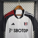 Camisa Fulham Home I 2023/24 Adidas Torcedor Masculina - modelo branco com detalhes pretos, uniforme principal da temporada, com escudo em destaque e design clássico que reflete a identidade e tradição do clube inglês.