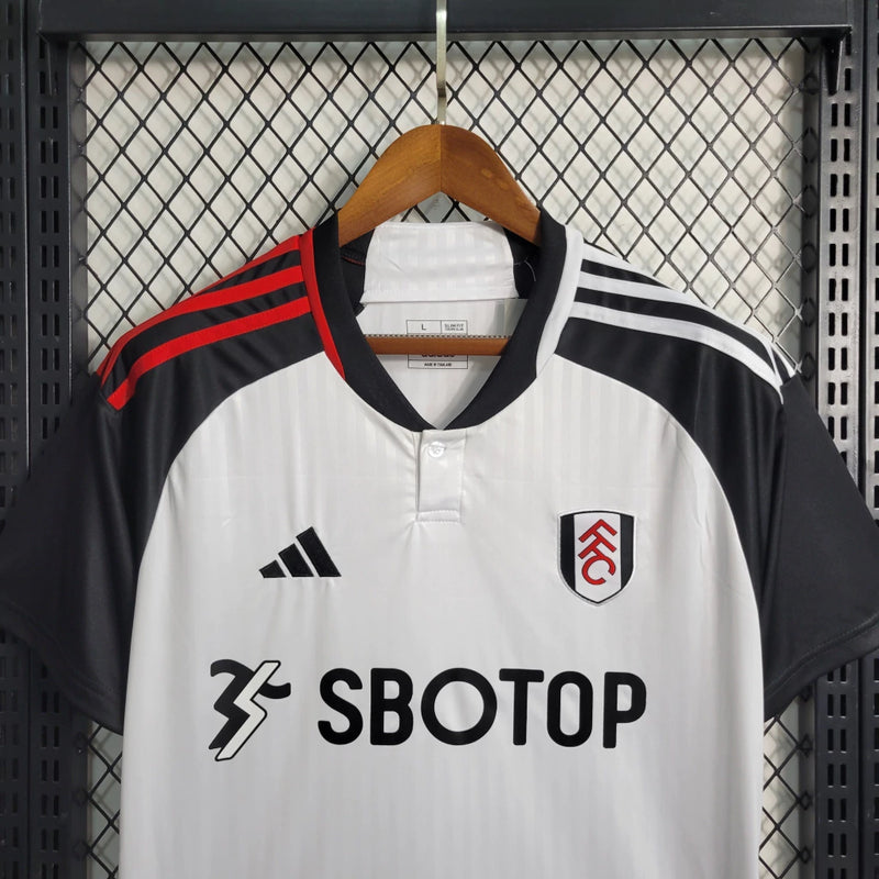 Camisa Fulham Home I 2023/24 Adidas Torcedor Masculina - modelo branco com detalhes pretos, uniforme principal da temporada, com escudo em destaque e design clássico que reflete a identidade e tradição do clube inglês.