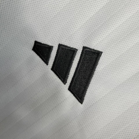 Camisa Fulham Home I 2023/24 Adidas Torcedor Masculina - modelo branco com detalhes pretos, uniforme principal da temporada, com escudo em destaque e design clássico que reflete a identidade e tradição do clube inglês.