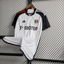 Camisa Fulham Home I 2023/24 Adidas Torcedor Masculina - modelo branco com detalhes pretos, uniforme principal da temporada, com escudo em destaque e design clássico que reflete a identidade e tradição do clube inglês.