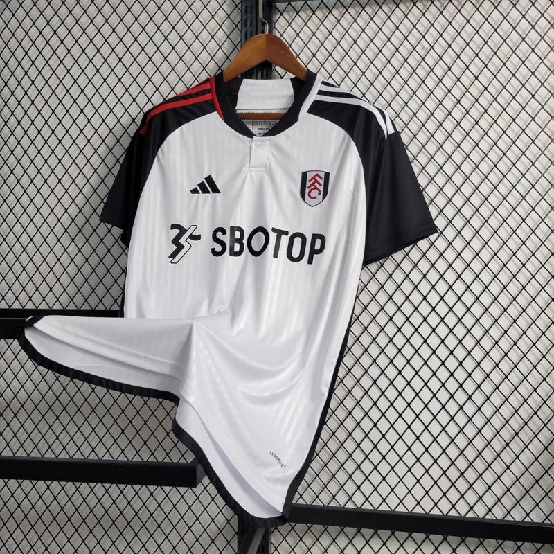 Camisa Fulham Home I 2023/24 Adidas Torcedor Masculina - modelo branco com detalhes pretos, uniforme principal da temporada, com escudo em destaque e design clássico que reflete a identidade e tradição do clube inglês.