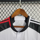 Camisa Fulham Home I 2023/24 Adidas Torcedor Masculina - modelo branco com detalhes pretos, uniforme principal da temporada, com escudo em destaque e design clássico que reflete a identidade e tradição do clube inglês.