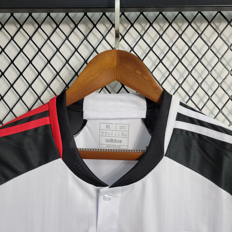 Camisa Fulham Home I 2023/24 Adidas Torcedor Masculina - modelo branco com detalhes pretos, uniforme principal da temporada, com escudo em destaque e design clássico que reflete a identidade e tradição do clube inglês.