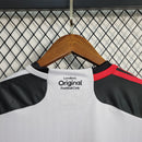 Camisa Fulham Home I 2023/24 Adidas Torcedor Masculina - modelo branco com detalhes pretos, uniforme principal da temporada, com escudo em destaque e design clássico que reflete a identidade e tradição do clube inglês.