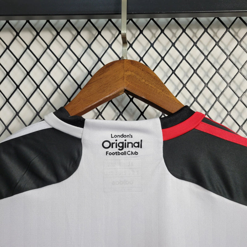 Camisa Fulham Home I 2023/24 Adidas Torcedor Masculina - modelo branco com detalhes pretos, uniforme principal da temporada, com escudo em destaque e design clássico que reflete a identidade e tradição do clube inglês.