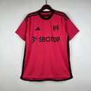 Camisa Fulham Away II 2023/24 Adidas Torcedor Masculina - modelo vermelho, uniforme de visitante da temporada, com escudo em destaque e design moderno que combina estilo e a tradição do clube inglês.