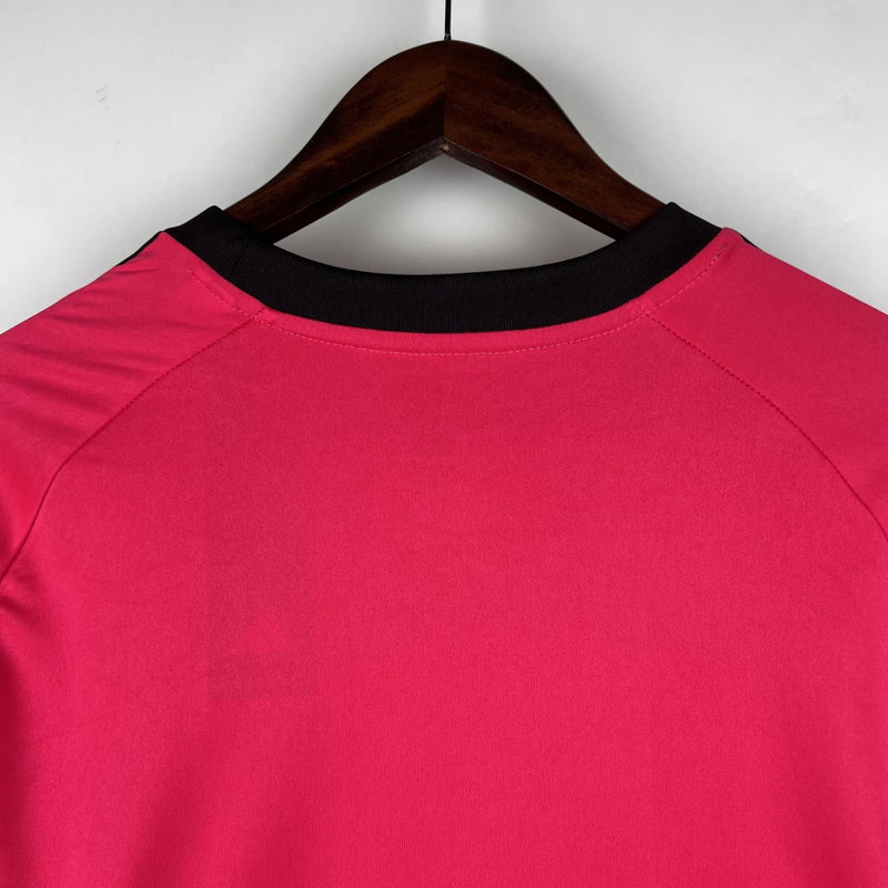 Camisa Fulham Away II 2023/24 Adidas Torcedor Masculina - modelo vermelho, uniforme de visitante da temporada, com escudo em destaque e design moderno que combina estilo e a tradição do clube inglês.