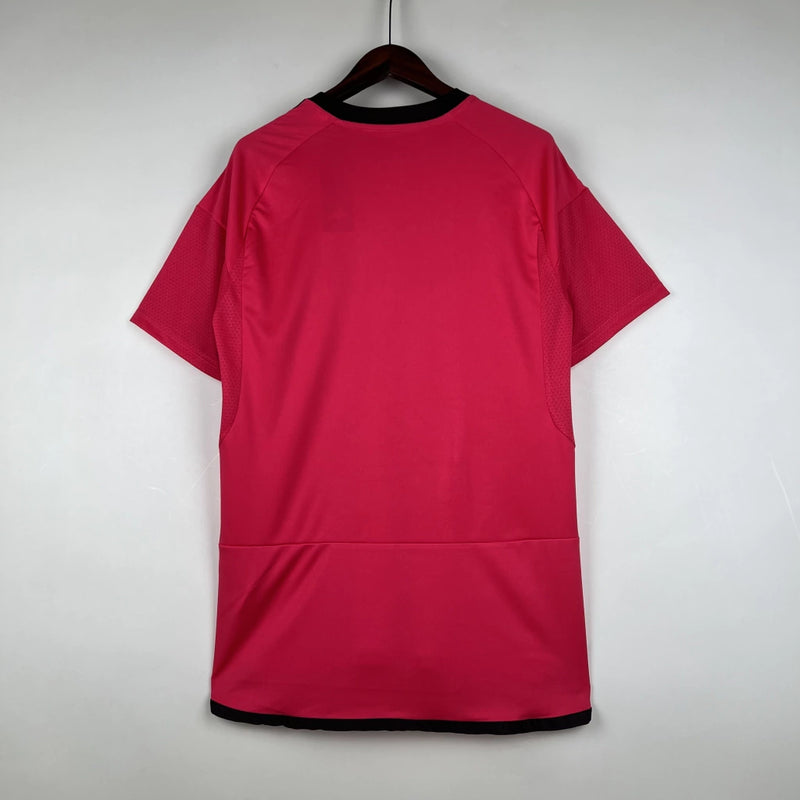 Camisa Fulham Away II 2023/24 Adidas Torcedor Masculina - modelo vermelho, uniforme de visitante da temporada, com escudo em destaque e design moderno que combina estilo e a tradição do clube inglês.