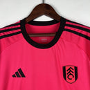 Camisa Fulham Away II 2023/24 Adidas Torcedor Masculina - modelo vermelho, uniforme de visitante da temporada, com escudo em destaque e design moderno que combina estilo e a tradição do clube inglês.