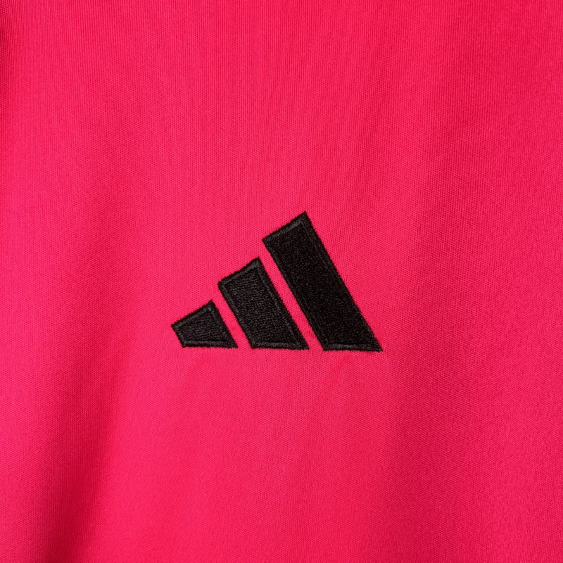 Camisa Fulham Away II 2023/24 Adidas Torcedor Masculina - modelo vermelho, uniforme de visitante da temporada, com escudo em destaque e design moderno que combina estilo e a tradição do clube inglês.