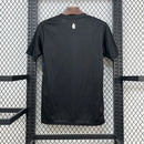 Camisa Everton Third III 2025/26 Torcedor Masculina - modelo preto, uniforme alternativo da temporada com design moderno, escudo do clube em destaque e detalhes que refletem a identidade do Everton.